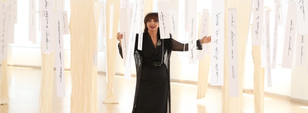Daniela Musini interpreta, presso l'Aurum a Pescara, all'interno dell'installazione artistica di Antonella Cinelli, la pioggia nel pineto